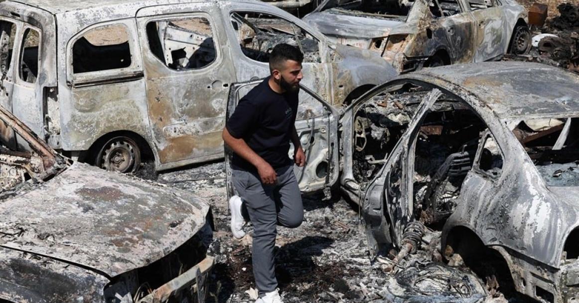 المستوطنون يحرقون ويدمرون أكثر من 140 مركبة للمواطنين جنوب مدينة نابلس ليلة أمس