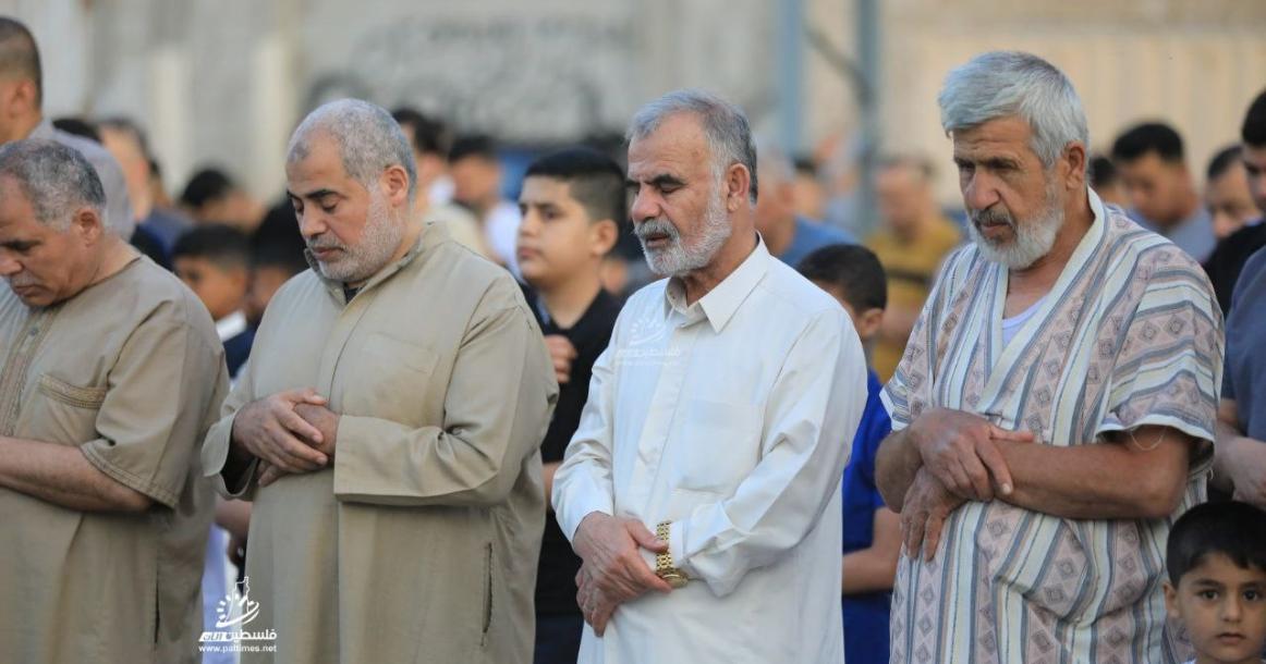 مواطنون يؤدون صلاة عيد الأضحى في ساحة الفرقان بمخيم البريج وسط قطاع غزة