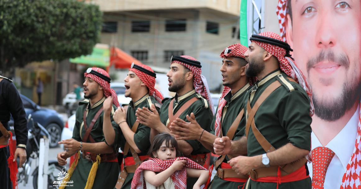 احتفال في مدينة غزة، بمناسبة زفاف ولي العهد الأردني الأمير الحسين بن عبد الله الثاني