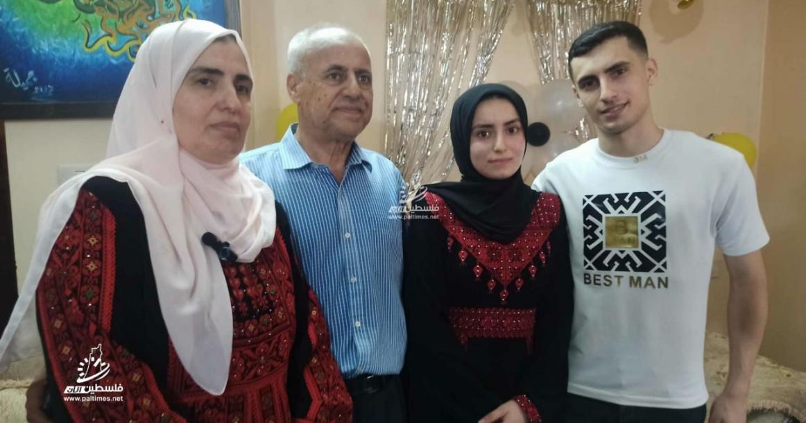 الطالبة ندى محمد عبد الله الصوالحة الأولى على فلسطين الفرع العلمي بمعدل 99.7%