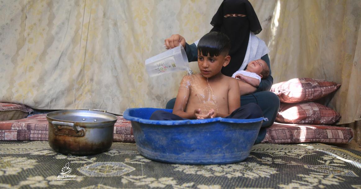 سكان القرية البدوية في أقصى شمال قطاع غزة يرقدون في منازلهم ويحاولون استخدام كافة الإمكانيات من أجل حماية أنفسهم من حر الصيف