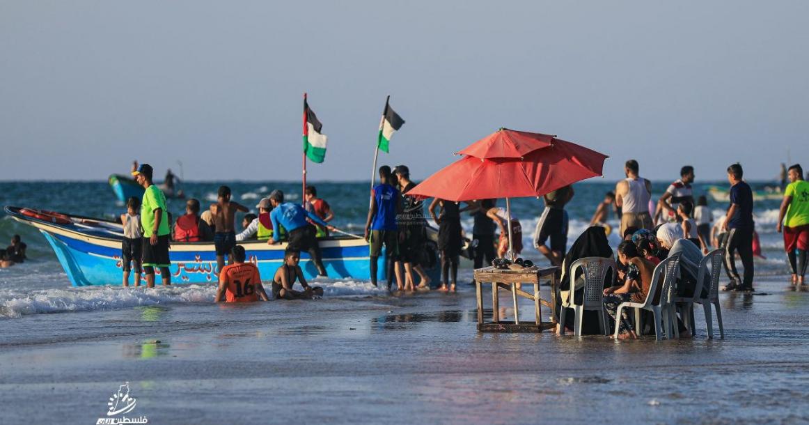 في ظل ارتفاع درجات الحرارة.. المواطنون في قطاع غزة يستجمون على شاطئ البحر