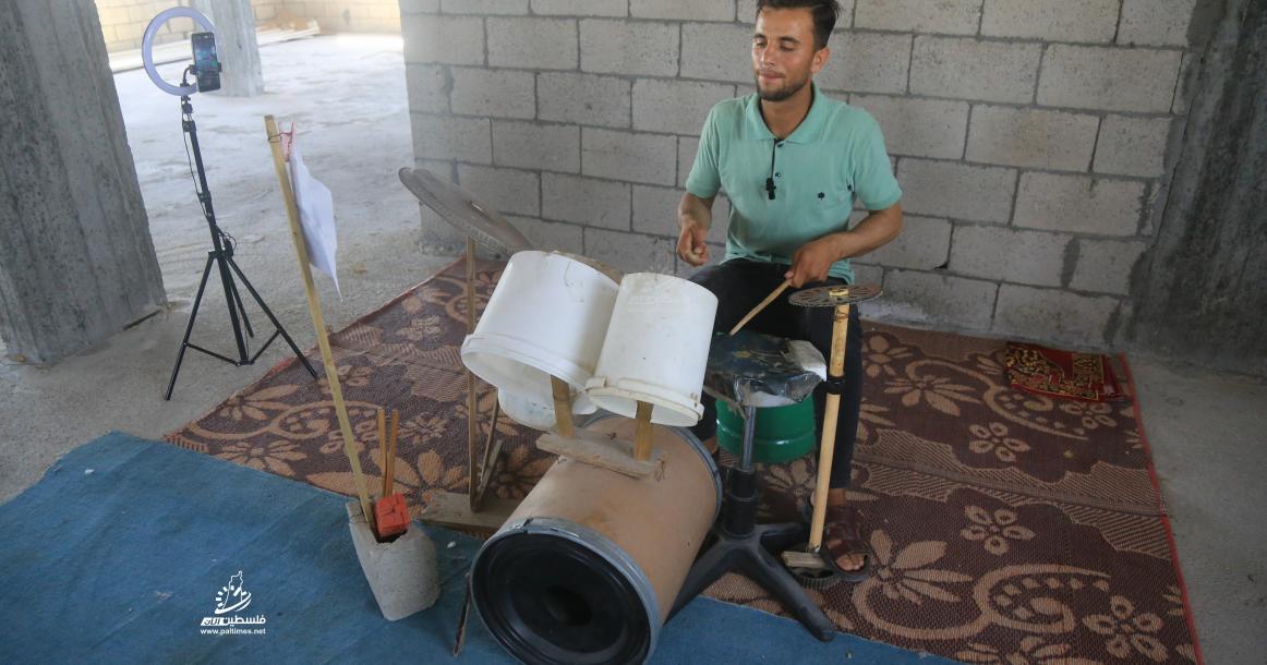 الشاب حسام قاسم من مدينة بيت لاهيا يتحدى الفقر ويصنع من البلاستيك آلة الدرامز الموسيقية