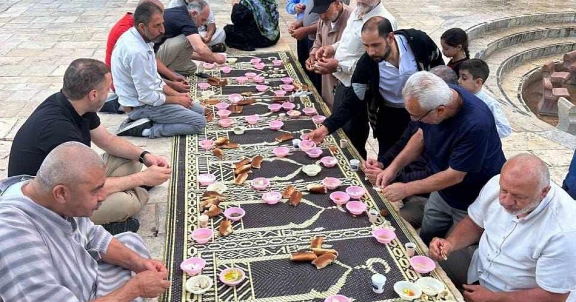 إفطار جماعي لرواد المسجد الأقصى صباح اليوم