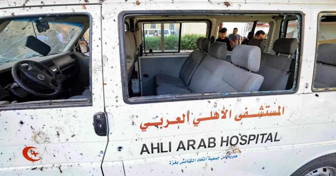 دمار هائل بالمستشفى الأهلي المعمداني والكنيسة بجواره في غزة؛ جرّاء قصف الاحتلال.