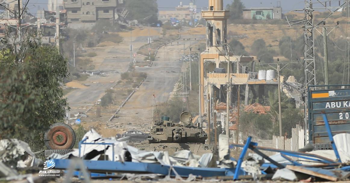 آليات وقناصة الاحتلال الإسرائيلي تنتشر على أطراف مدينة غزة من الجهة الجنوبية، وسط نزوح المواطنين