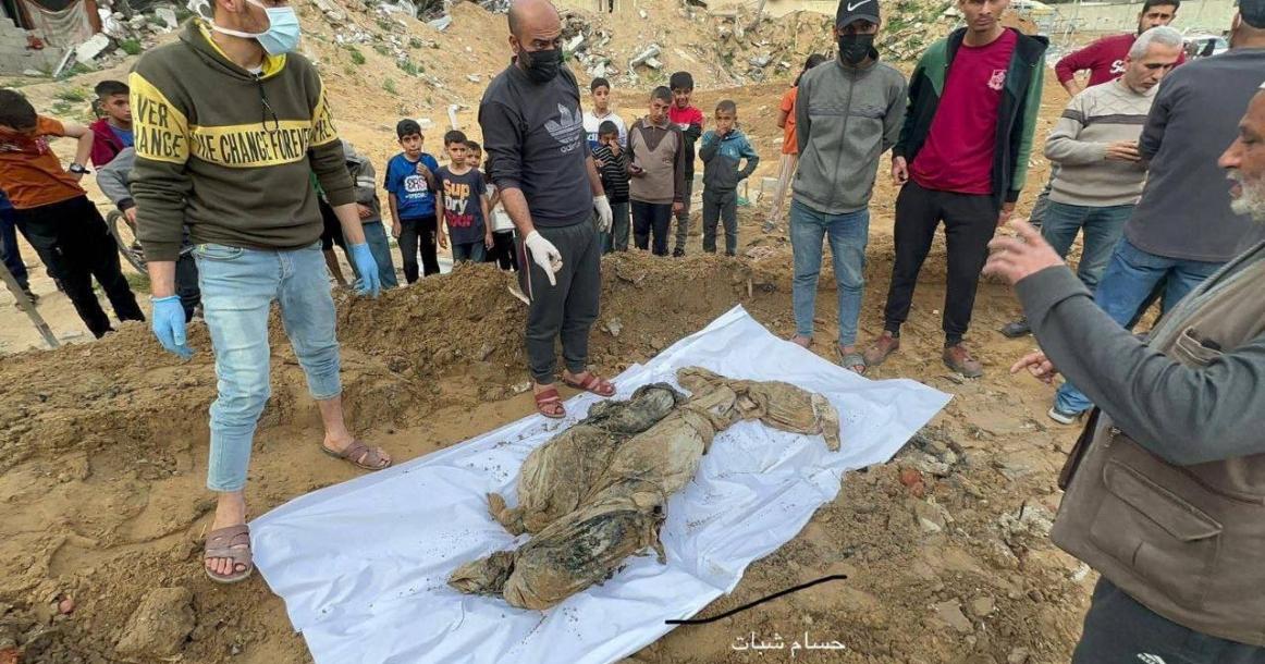العثور على جثث فلسطينيين تحت السواتر الرملية التي أقامها جيش الاحتلال بعد توغله في مشروع بيت لاهيا شمال قطاع غزة