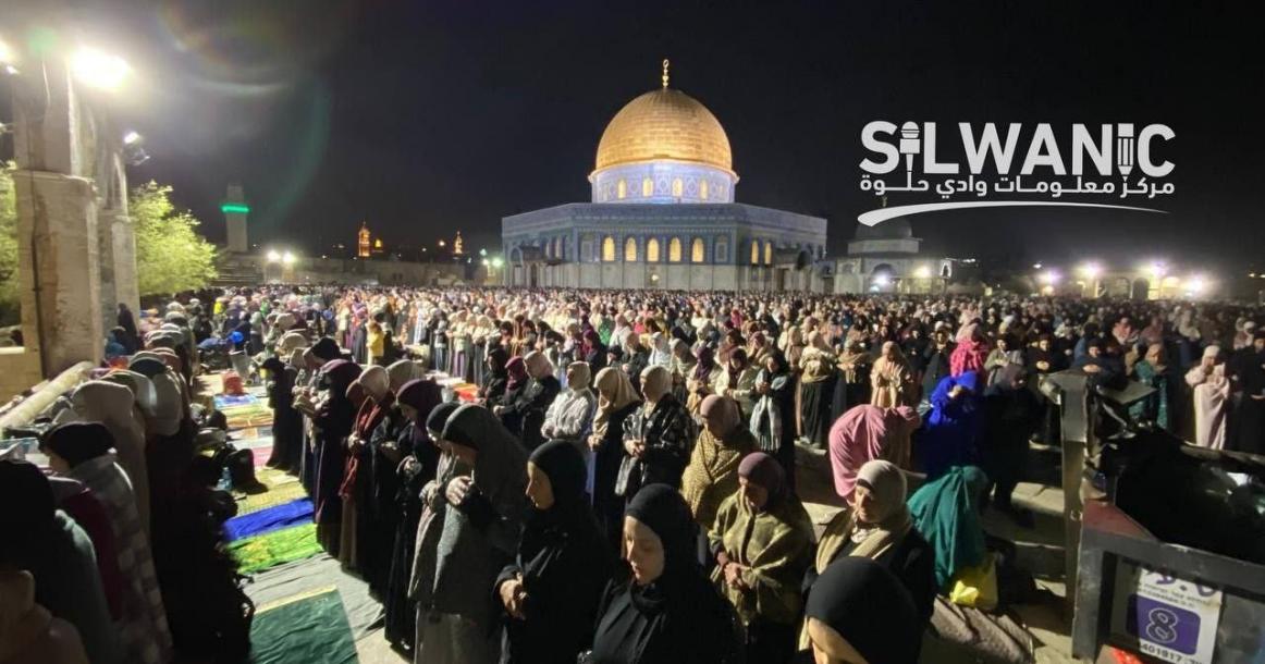 صحن قبة الصخرة في المسجد الأقصى يمتلئ بالمصلين في ليلة القدر