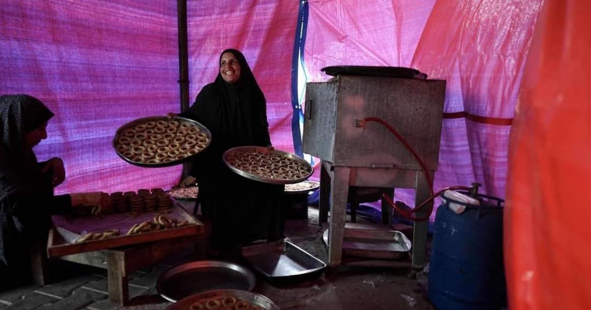 كعك العيد يفوح في دير البلح رغم أجواء الحرب