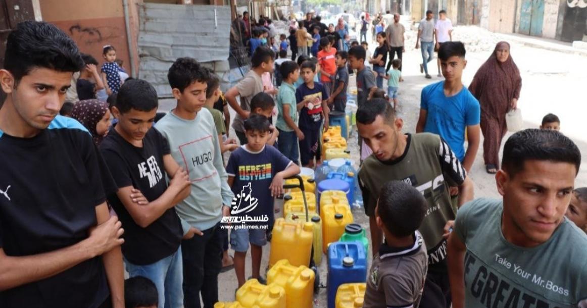 نازحون فلسطينيون يصطفون لتعبئة المياه في ظل أزمة المياه المتواجدة في قطاع غزة نتيجة القصف الإسرائيلي