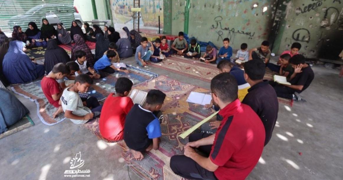 حلقات لتحفيظ القرآن الكريم للنازحين بمراكز الإيواء بغزة.