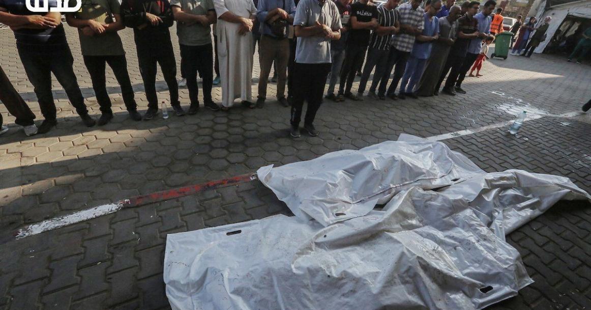 تشييع عدد من الشهداء، بينهم أطفال، في مستشفى شهداء الأقصى بدير البلح وسط قطاع غزة.