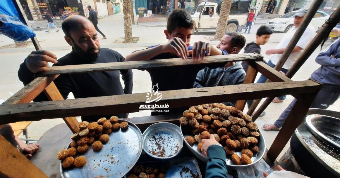 الفلافل طبق شعبي يجذب أنظار الغزيين بعد شح الطعام وإغلاق المعابر