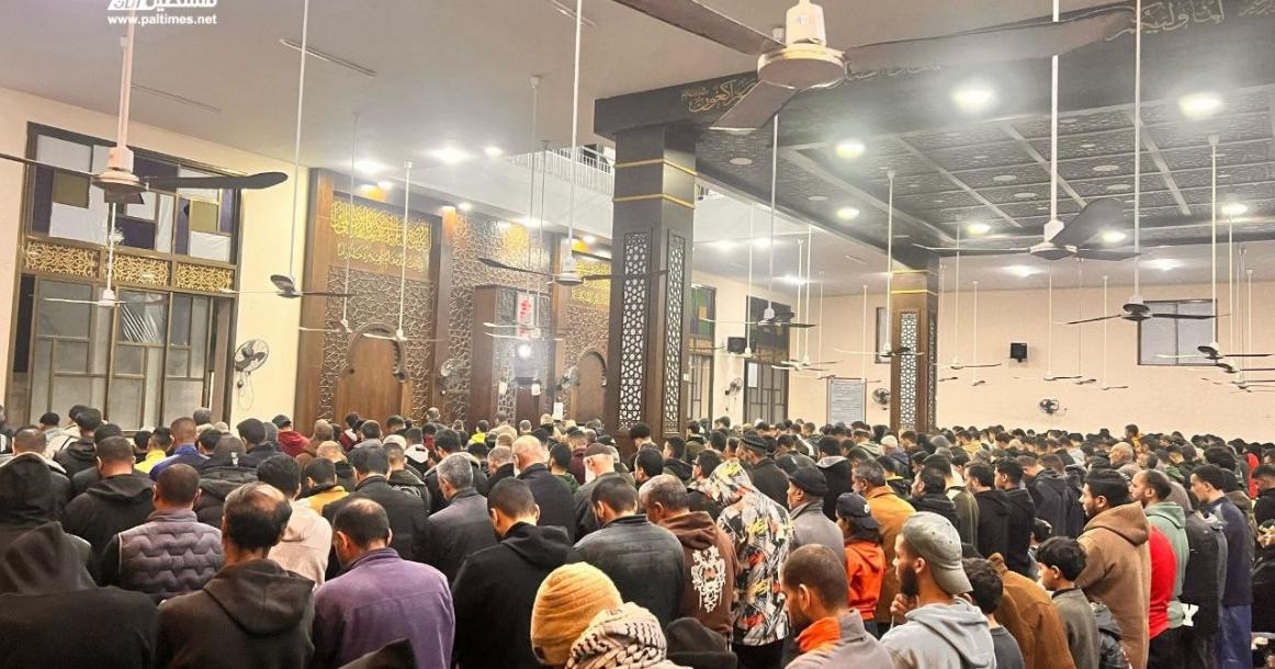 صلاة التراويح في مسجد الشهداء بمخيم النصيرات