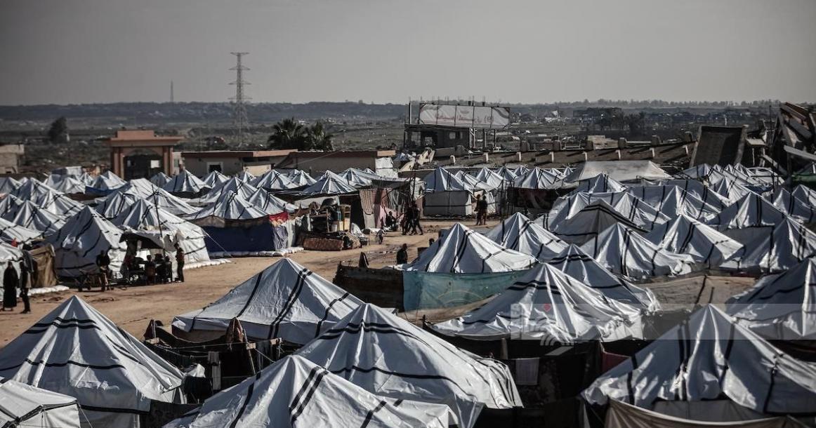 الشتاء يفاقم الوضع الإنساني الصعب للنازحين في الخيام بمدينة غزة