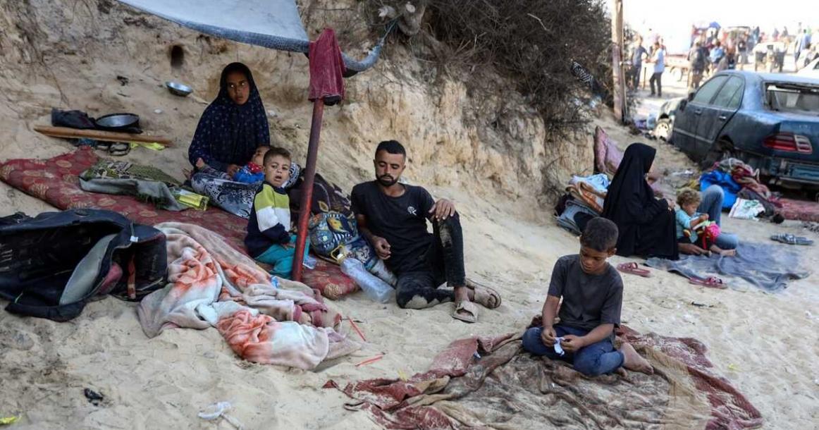 نازحون خرجوا من غزة بلا خيام ولا مأوى.. افترشوا أرصفة الشوارع بعد أن لم يجدوا مكاناً يؤويهم.