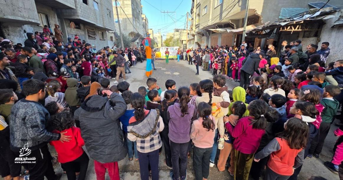 فريق “أيام الفرح” يجوب قطاع غزة لزرع البسمة في وجوه الأطفال بعد حرب الإبادة.