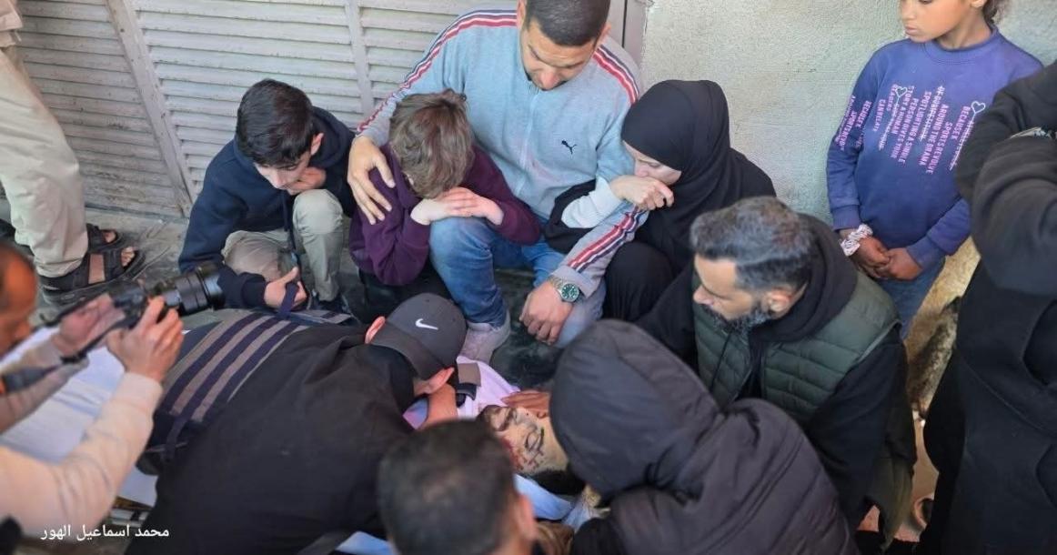 بالدموع.. زملاء وعائلة الشهيد الصحفي محمد وشاح يلقون عليه نظرة الوداع الأخير