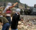 راشقو الحجارة الفلسطينيين يهددون الائتلاف الإسرائيلي الحاكم