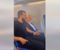 فلسطيني من لبنان يبكي لجلوسه بجانب قائد حماس في الطائرة