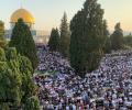عشرات آلاف المصلين يؤدون صلاة الجمعة في المسجد الأقصى