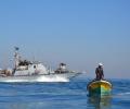 الاحتلال يُصادر قاربي صيد ويعتقل من كان على متنهما جنوب قطاع غزة