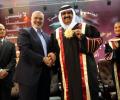 صورة للأمير  الشيخ حمد بن خليفة آل ثاني في زيارته لغزة