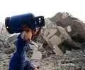 مواطن أثناء تسليم جرة الغاز