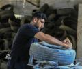 ورشة تصليح إطارات في غزة