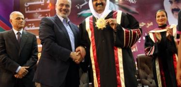 صورة للأمير  الشيخ حمد بن خليفة آل ثاني في زيارته لغزة