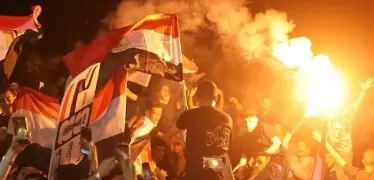 صورة معبرة من مقاهي وشوارع غزة المدمرة الليلة الماضية