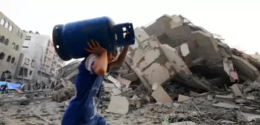 مواطن أثناء تسليم جرة الغاز