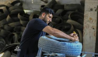 ورشة تصليح إطارات في غزة