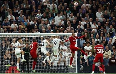 مباراة بين ليفربول وتوتنهام في الدوري الانجليزي