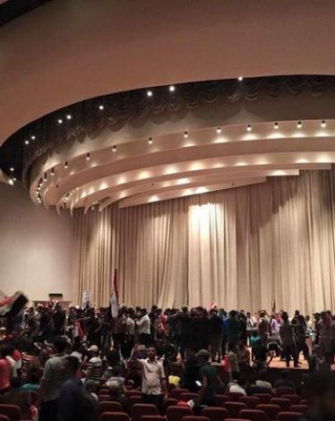 العراقيون يقتحمون البرلمان في المنطقة الخضراء