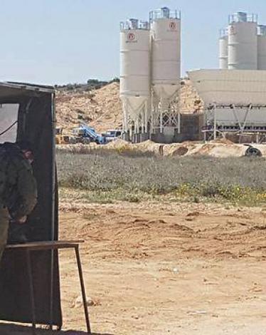 مصنع باطون إسرائيلي على الحدود لتسريع إقامة الجدار حول غزة