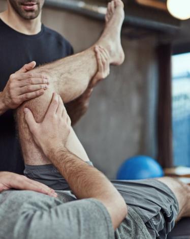 1109-Leg-Injury-Physical-Therapist