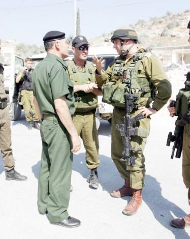 حين يوقف الشرطي الإسرائيلي سيارة شرطة فلسطينية 