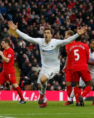 سوانزي يفاجئ ليفربول ويحقق انتصارًا تاريخيًا