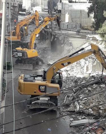 جرافات الاحتلال تشرع بعملية هدم جماعية بالقدس المحتلّة