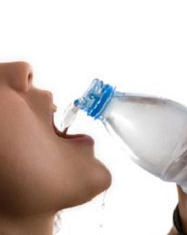 شرب الماء البارد