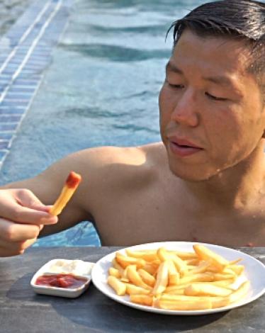 لماذا نشعر بالجوع الشديد بعد السباحة؟