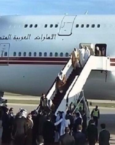 تعثر نائب رئيس دولة الإمارات، حاكم دبي، الشيخ محمد بن راشد آل مكتوم، على سلم الطائرة، في أثناء نزوله منها بالعاصمة الأردنية عمان للمشاركة بالقمة العربية.  ولحسن الحظ لم يصب حاكم دبي بأي مكروه وقام بمساعدة المستقبلين وتوجه بنفسه لمنصة الشرف برفقة العاهل ال