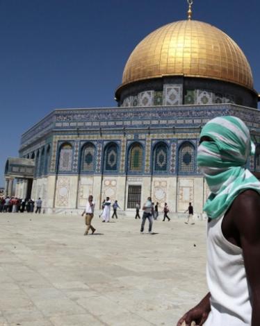 أفرجت سلطات الاحتلال الإسرائيلي، في وقت متأخر من الليلة الماضية، عن عدد من الشبان المقدسيين بشرط إبعادهم عن البلدة القديمة في القدس والمسجد الأقصى لمدة ثمانين يوما.  وشمل الإبعاد 12 شابا، هم: هشام محمد البشيتي، ومؤمن الكركي، وسعيد نورين، ومصطفى نورين، ويز