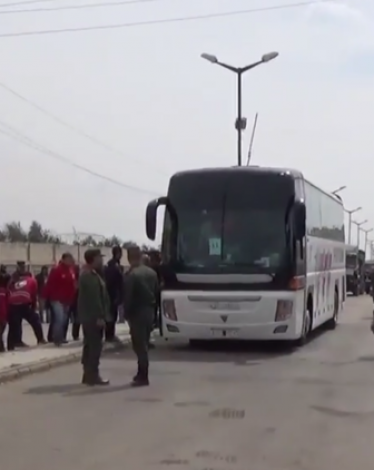 شهد حي الوعر في مدينة حمص السورية، اليوم، خروج الدفعة الرابعة من المسلحين وبعض أفراد عائلاتهم الرافضين لاتفاق المصالحة، وذلك تمهيدا لإخلاء المنطقة من السلاح والمسلحين.  وذكرت وكالة "سانا" السورية الرسمية للأنباء أن عدد المسلحين وأقاربهم، الذين من المخطط أ