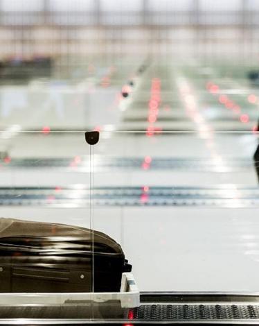 مسافر روسي يحمل 