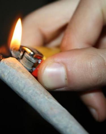 دخل طالب في وصلة من النوم أثناء تدخين 