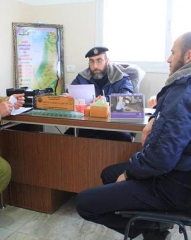 نفَّذت العلاقات العامة في الشرطة الفلسطينية بمحافظة خانيونس جنوب قطاع غزة، 128 مهمة ونشاط خلال فبراير المنصرم. وذكر مدير العلاقات العامة في شرطة خانيونس المقدم عبد السلام المجايدة أن المهام المنفذة تنوعت بين قضايا مالية وشكاوى وعقارات وقضايا عامة وغيرها. 
