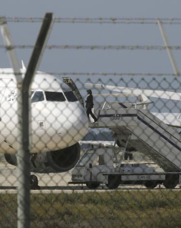 2016-03-29T073536Z_1644018725_LR1EC3T0L317Q_RTRMADP_3_EGYPT-AIRPLANE-HIJACKING