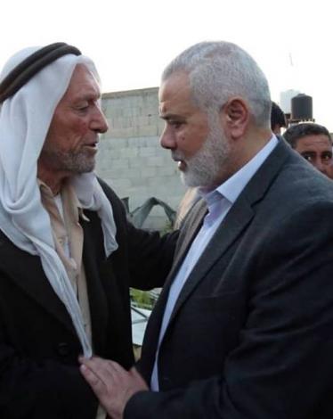 هنية يؤدي واجب العزاء لذوي الشهداء